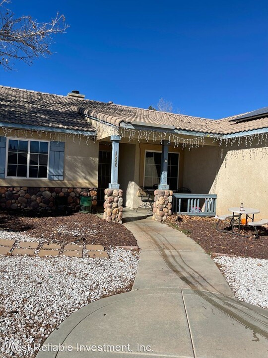 15336 Lassen Dr in Adelanto, CA - Foto de edificio