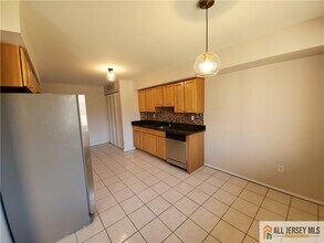 1606 Edison Glen Terrace in Edison, NJ - Building Photo - Building Photo