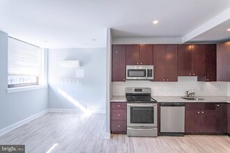 427 Monroe St in Philadelphia, PA - Building Photo - Building Photo