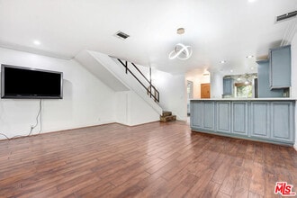271 S Barrington Ave in Los Angeles, CA - Building Photo - Building Photo