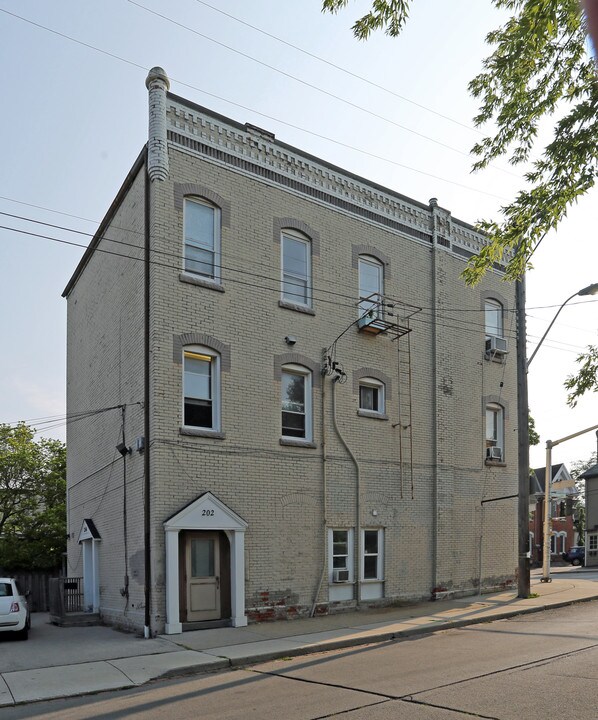 234 Queen St S in Hamilton, ON - Building Photo