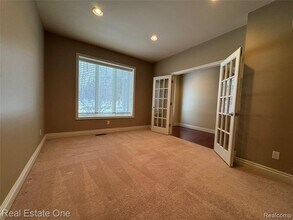 1030 Oakwood Dr in Bloomfield Township, MI - Building Photo - Building Photo