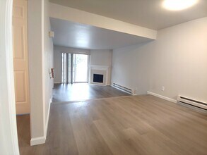 9484 Redmond Woodinville Rd NE, Unit C204 in Redmond, WA - Building Photo - Building Photo