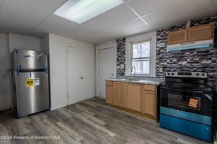 921-923 Clay Ave in Scranton, PA - Building Photo