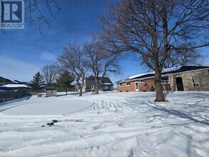 8199 Twenty Rd E in Hamilton, ON - Building Photo - Building Photo