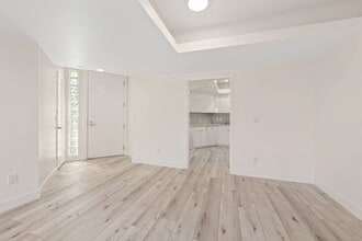 171 N Church Ln, Unit 409 in Los Angeles, CA - Building Photo - Building Photo