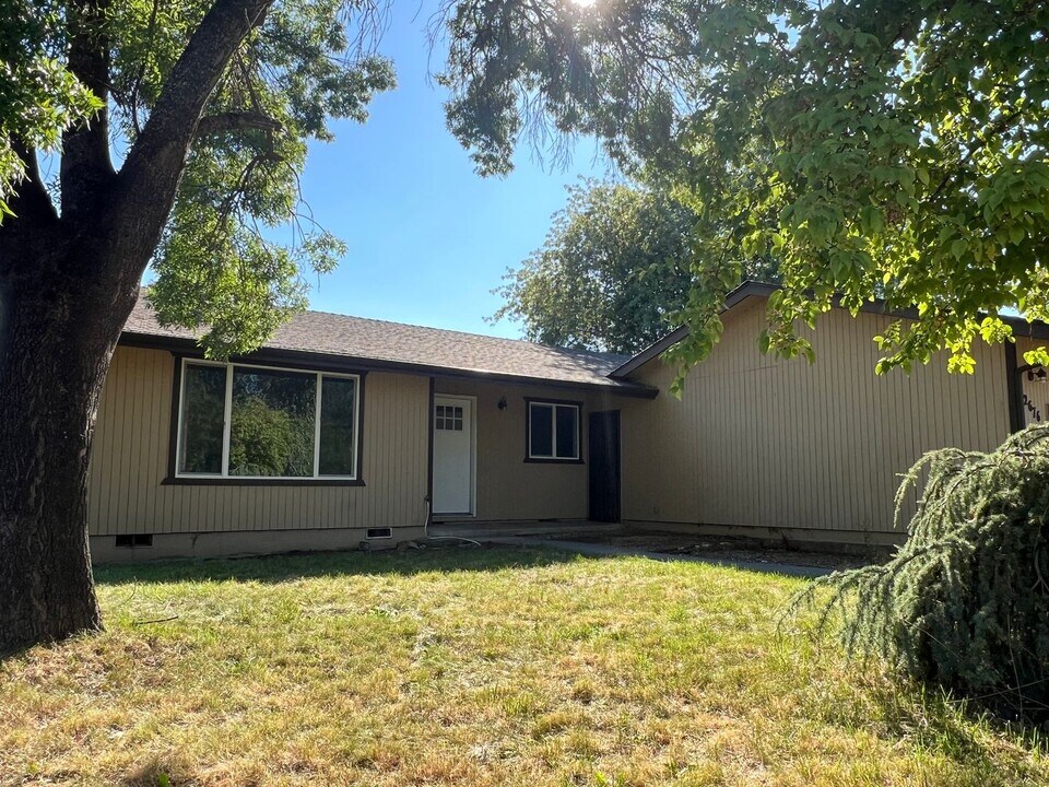 2672-2676 Upper Dr in Medford, OR - Building Photo