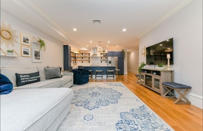 388 W 4th St, Unit 1