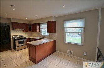 14 Everton Dr in East Brunswick, NJ - Building Photo - Building Photo