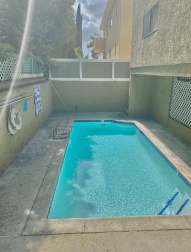 14942 Burbank Blvd Apartments and Nearby Sherman Oaks Apartments For