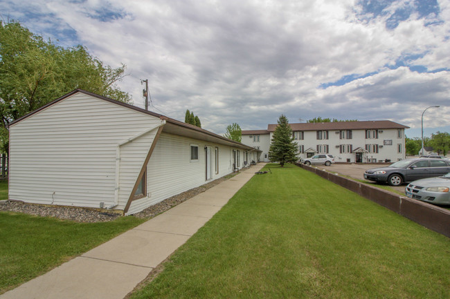 American Garden Apartments in Dilworth, MN - Building Photo - Building Photo