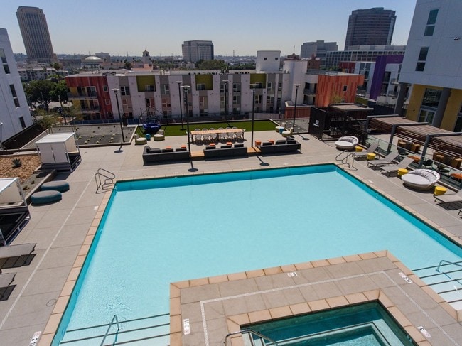 La Plaza Village in Los Angeles, CA - Foto de edificio - Building Photo