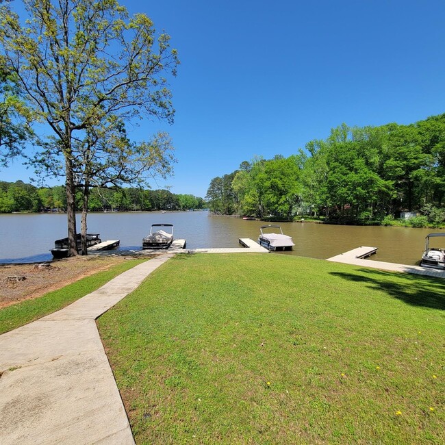 property at 505 Old Phoenix Rd NE
