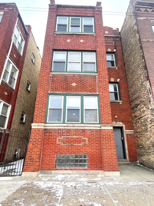 3021 W Diversey Ave in Chicago, IL - Building Photo