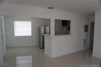 2390 NE 173rd St-Unit -2 in North Miami Beach, FL - Building Photo - Building Photo