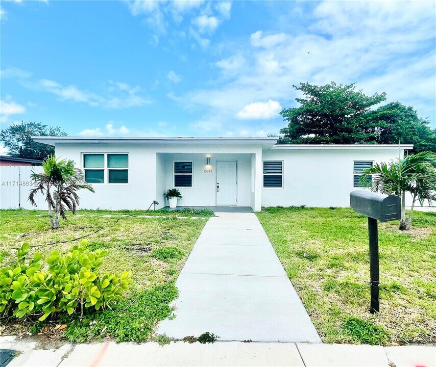 15915 NW 22nd Ave in Opa Locka, FL - Foto de edificio