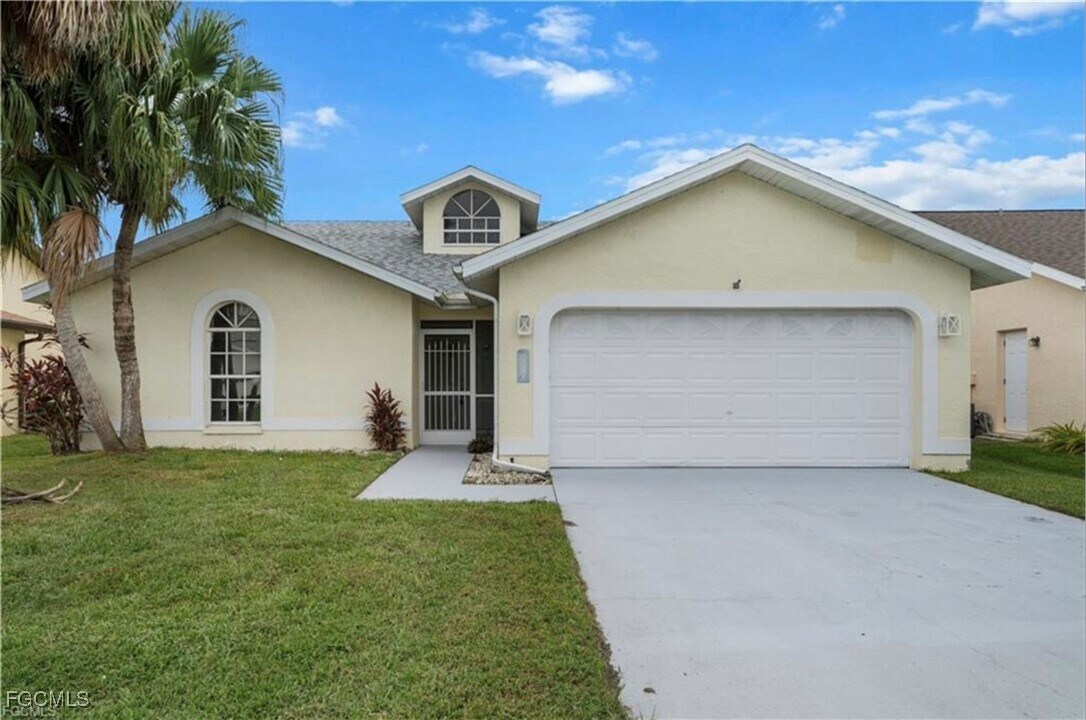 3282 Sabal Springs Blvd in North Fort Myers, FL - Building Photo