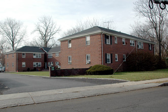 Green Acre Gardens in Teaneck, NJ - Building Photo - Building Photo