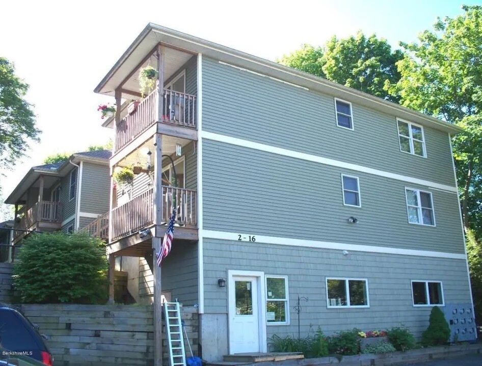 14 Highland Ave in Pittsfield, MA - Building Photo