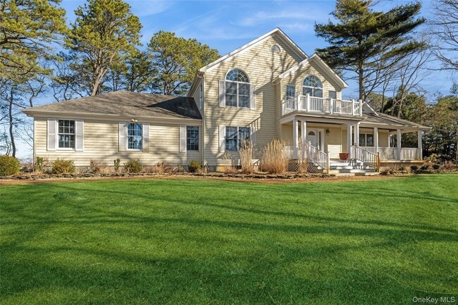 8 Duckwood Ln in Hampton Bays, NY - Building Photo - Building Photo