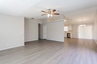 361 Clover Glen Ct in Henderson, NV - Foto de edificio - Building Photo