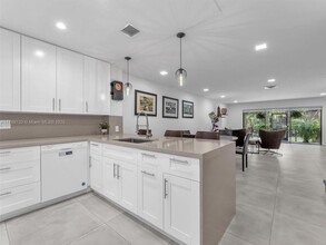 4006 Estepona Ave in Doral, FL - Building Photo - Building Photo