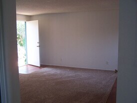 1004 S 6th St in Cottage Grove, OR - Building Photo