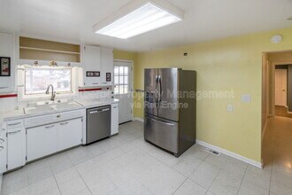 2324 E South Crescent Ave in Spokane, WA - Building Photo - Building Photo