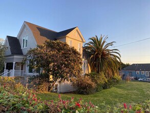 2207 E 21st St in Oakland, CA - Building Photo - Building Photo