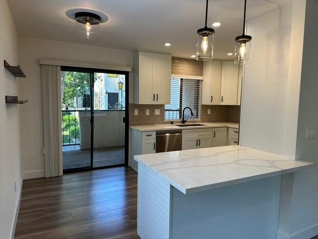 400 S Flower St in Orange, CA - Building Photo - Building Photo