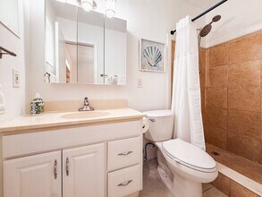 3672 NW 18th Ave in Oakland Park, FL - Building Photo - Building Photo