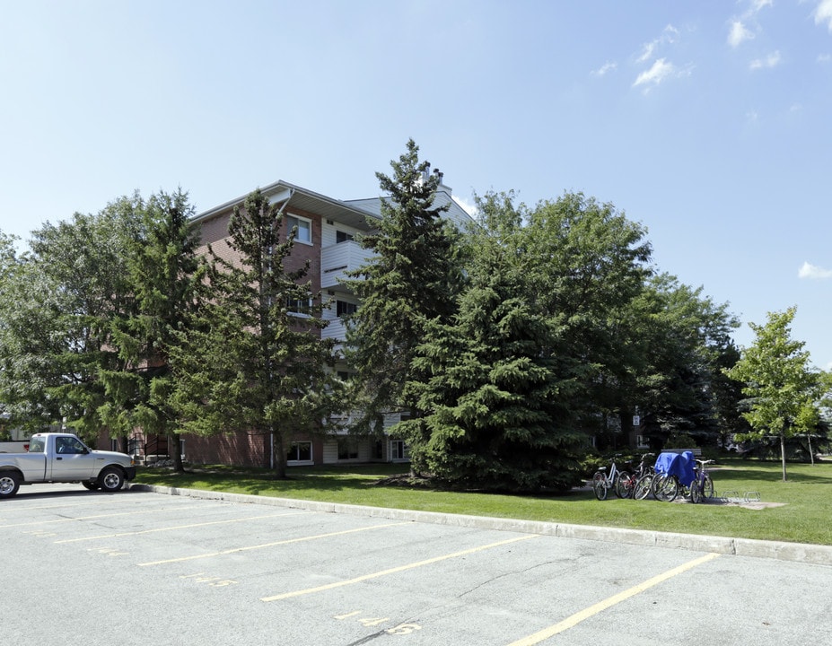 120 Bell Farm Rd in Barrie, ON - Building Photo