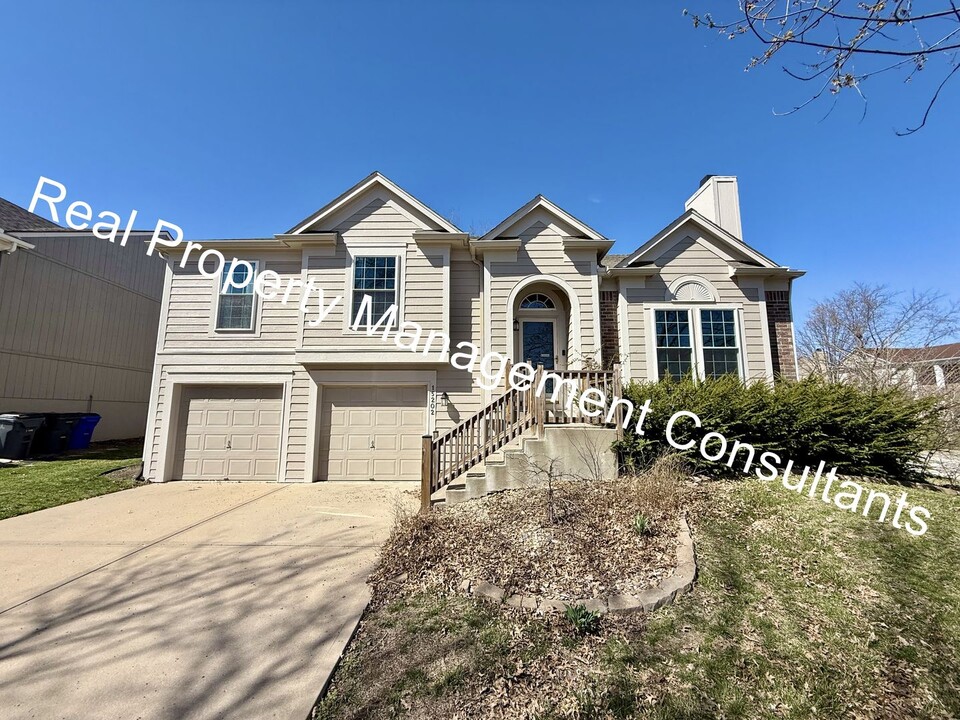 15202 W 156th Ct in Olathe, KS - Foto de edificio