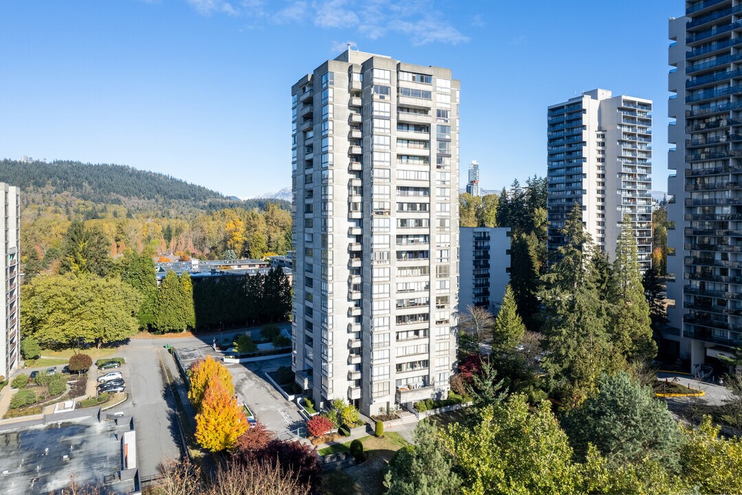 Edgewood Place in Burnaby, BC - Building Photo