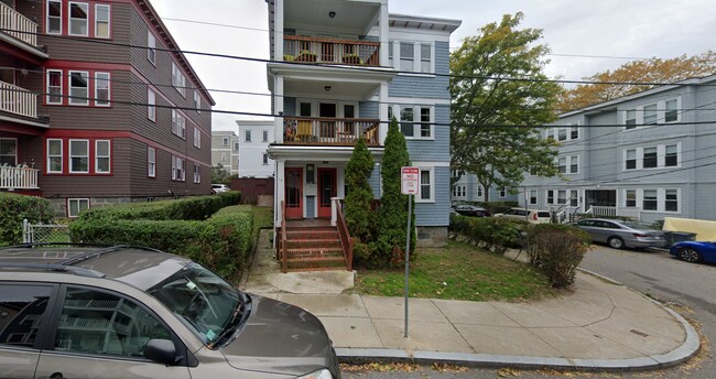 14 Lourdes Ave, Unit 2 in Boston, MA - Foto de edificio - Building Photo