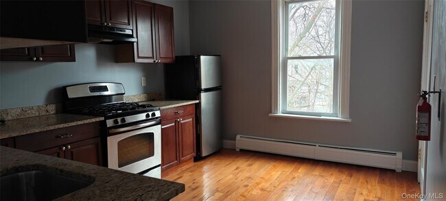 104 Winnikee Ave in Poughkeepsie, NY - Building Photo - Building Photo