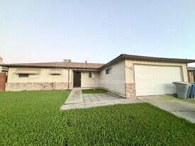 3290 Cheyenne Dr in Merced, CA - Building Photo