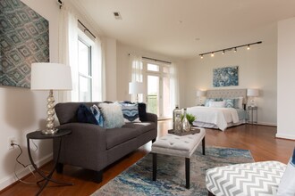 670 Town Center Dr in Newport News, VA - Building Photo - Building Photo