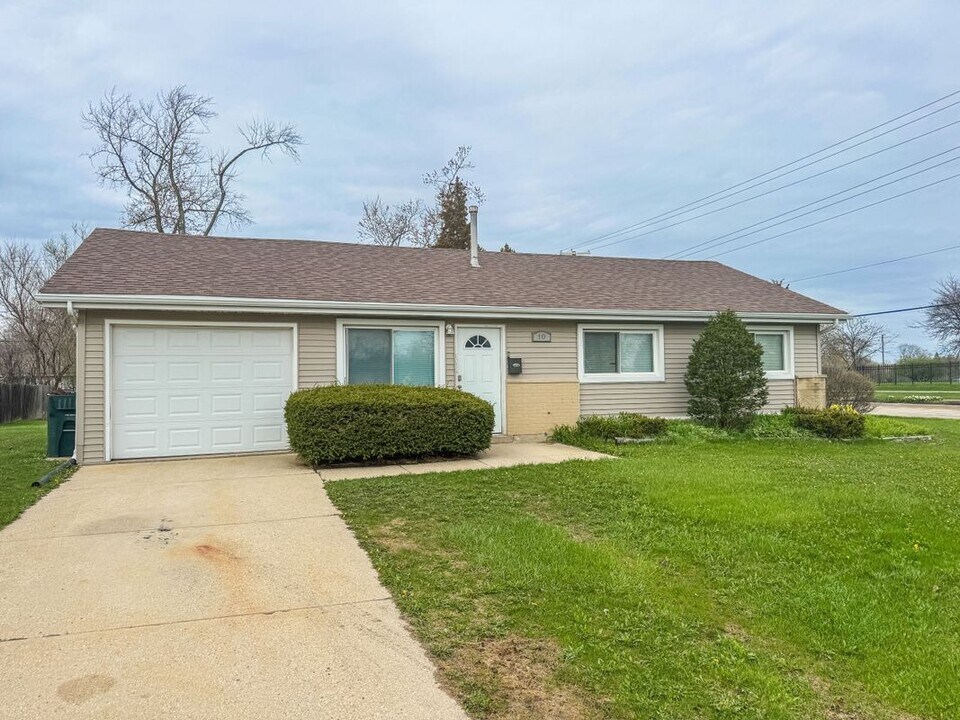 10 Thacker St W in Hoffman Estates, IL - Building Photo