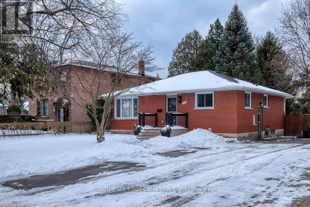 341 Vesta Rd in London, ON - Building Photo