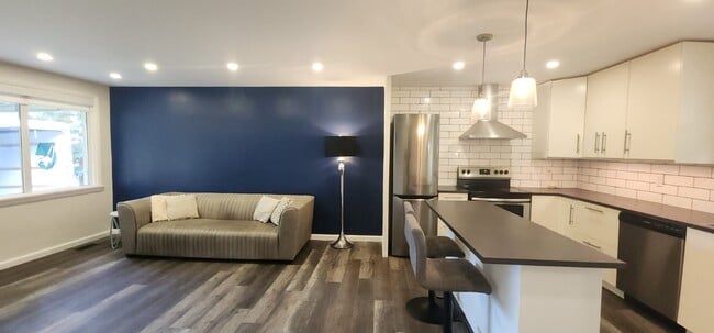 RENOVATED HOME IN EAST LONDON WITH HUGE FENCED YARD-DECK in London, ON - Building Photo - Building Photo