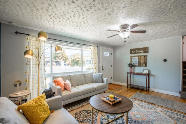 1020 E Diamond Way in Sandy, UT - Foto de edificio - Building Photo
