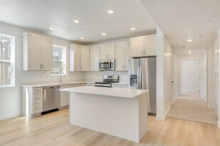 8355 S Sky Mirror Ln, Unit 304 in Sandy, UT - Building Photo