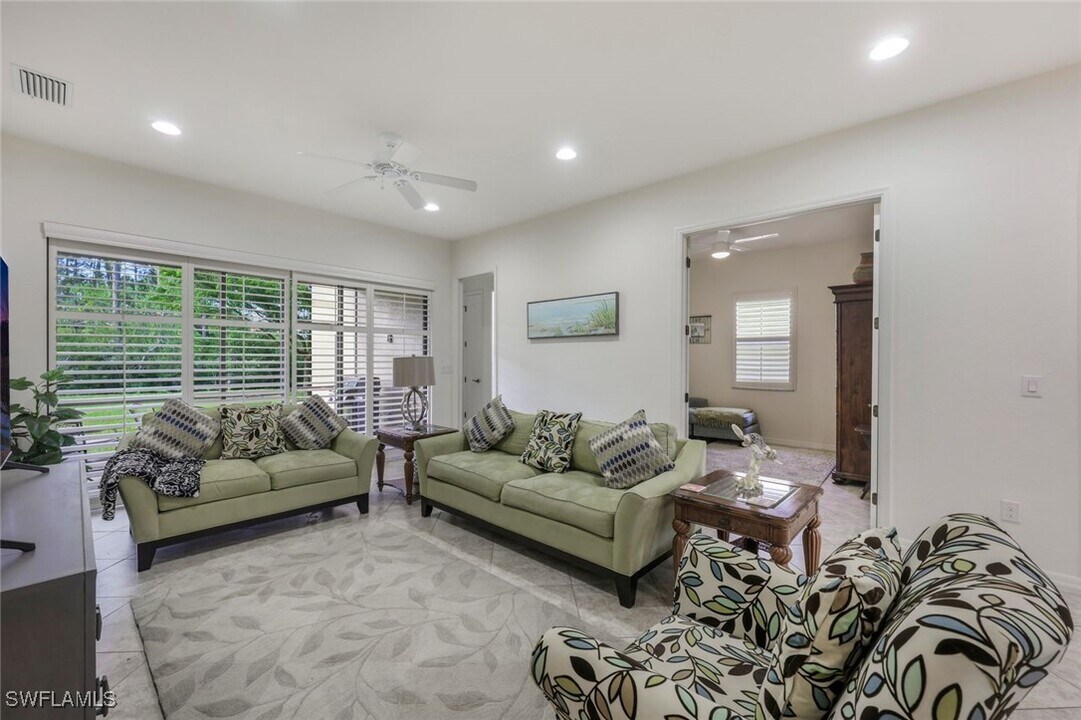 11072 Esteban Dr in Ft. Myers, FL - Foto de edificio