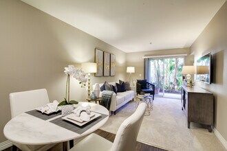 Coastal Heights Senior Living in Costa Mesa, CA - Foto de edificio - Building Photo