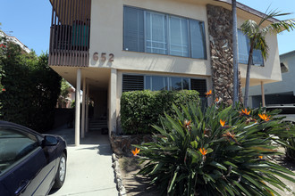 652 N Hayworth Ave in Los Angeles, CA - Foto de edificio - Building Photo