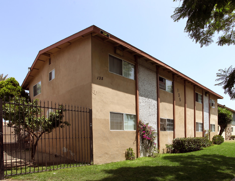 135 E Wakefield Ave in Anaheim, CA - Foto de edificio