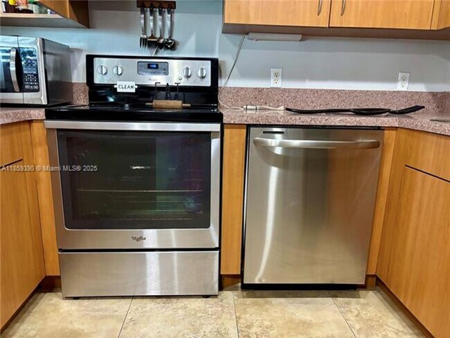 1475 SW 8th St in Miami, FL - Building Photo - Building Photo