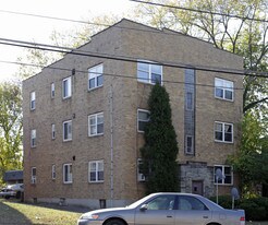 5664 Montgomery Rd in Cincinnati, OH - Building Photo