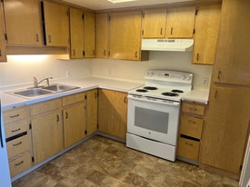 210 S Dawes St in Kennewick, WA - Building Photo